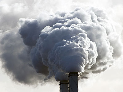 Rauchwolken steigen aus Schornsteinen auf.
